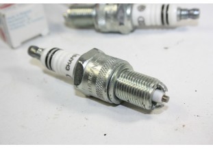 LOT DE 2 BOUGIES CHAMPION 101000026...AUDI A6  VW GOLF III POLO III...