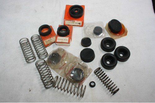 LOT DE DIVERS PIECES FREINAGE...PEUGEOT RENAULT CITROEN SIMCA BMW V...