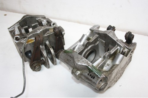 PAIRE D' ETRIERS DE FREINS...RENAULT R4 R5 PEUGEOT 104 204 CITROEN...