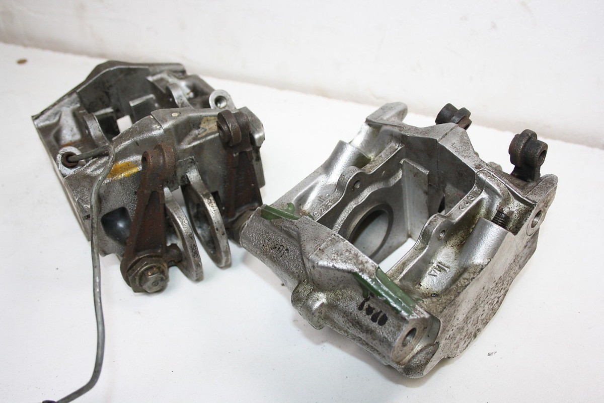 PAIRE D' ETRIERS DE FREINS...RENAULT R4 R5 PEUGEOT 104 204 CITROEN...