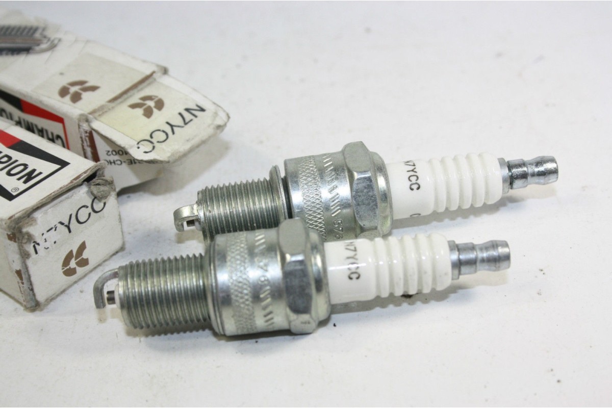 LOT DE 2 BOUGIES CHAMPION N7YCC..SIMCA 1000 RALLYE MATRA RENAULT R5...