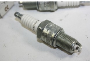 LOT DE 2 BOUGIES CHAMPION N7YCC..SIMCA 1000 RALLYE MATRA RENAULT R5...