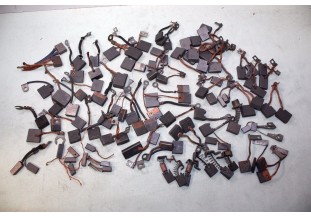 GROS LOT DE CHARBONS DE DYNAMOS DE DIVERS MARQUES...POUR AUTOS CAMI...