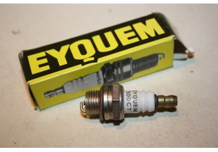 LOT DE 21 BOUGIES EYQUEM...MOTEURS TRONCONNEUSES/TONDEUSES/BATEAUX ...