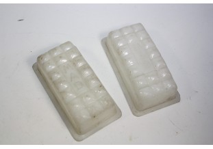 LOT DE 2 CABOCHONS MAD...AUTOS CAMIONS UTILITAIRES - Tracauto1950