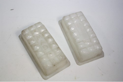 LOT DE 2 CABOCHONS MAD...AUTOS CAMIONS UTILITAIRES - Tracauto1950