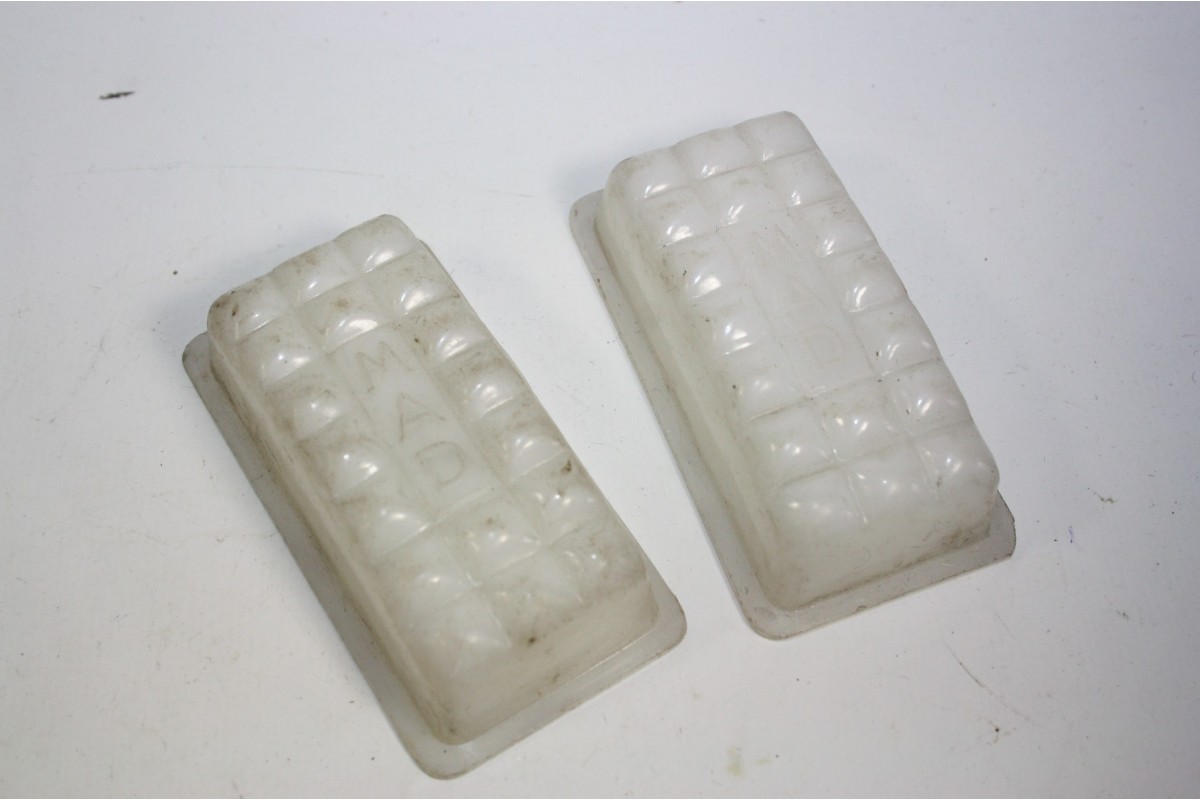 LOT DE 2 CABOCHONS MAD...AUTOS CAMIONS UTILITAIRES - Tracauto1950