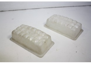 LOT DE 2 CABOCHONS MAD...AUTOS CAMIONS UTILITAIRES - Tracauto1950