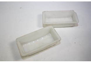 LOT DE 2 CABOCHONS MAD...AUTOS CAMIONS UTILITAIRES - Tracauto1950