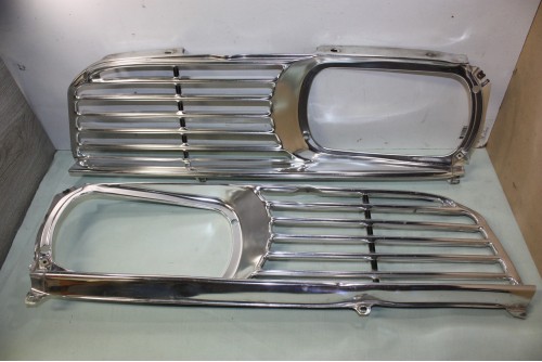 PAIRE DE CALANDRE D/G...RENAULT R16 - Tracauto1950