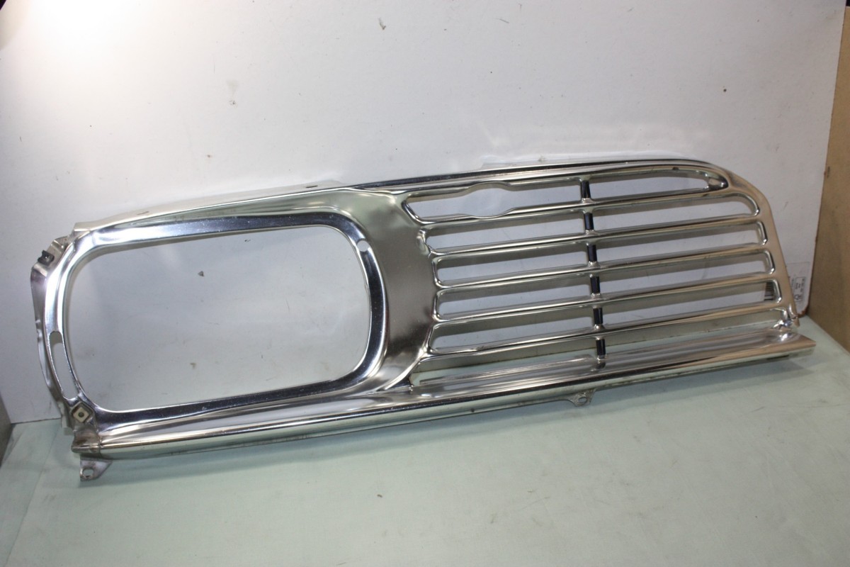 CALANDRE AVANT DROIT...RENAULT R16 - Tracauto1950