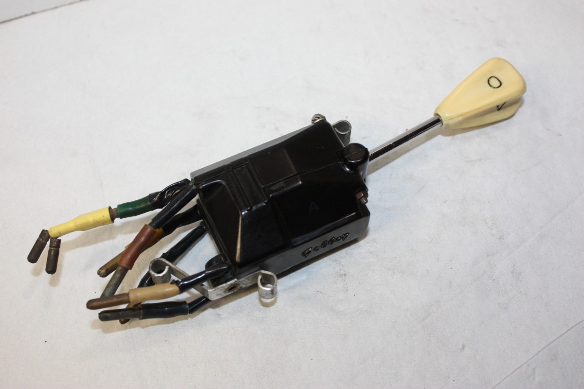 COMMODO D'ECLAIRAGE/KLAXON GELBON 12V...CITROEN AMI 6 aprés 09/196...