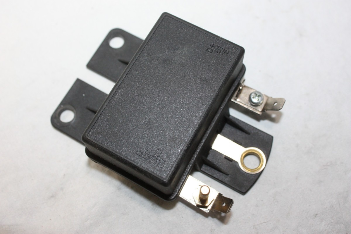 REGULATEUR POUR ALTERNATEUR CARBONE LORRAINE CL R-1204...AUTOS ANCI...