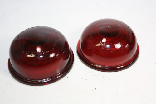 PAIRE DE CABOCHONS DE FEUX AR EN VERRE SCINTEX...AUTOS DIVERS ANCIENNES