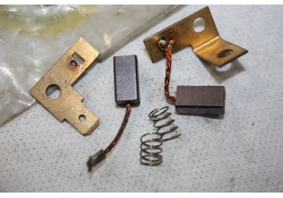 CHARBONS UX 67-68 POUR ALTERNATEUR DUCELLIER...ID/DS 404 504 INJ SI...