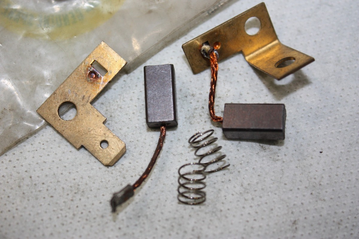 CHARBONS UX 67-68 POUR ALTERNATEUR DUCELLIER...ID/DS 404 504 INJ SI...