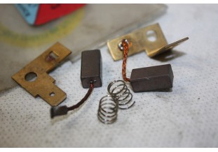 CHARBONS UX 67-68 POUR ALTERNATEUR DUCELLIER...ID/DS 404 504 INJ SI...