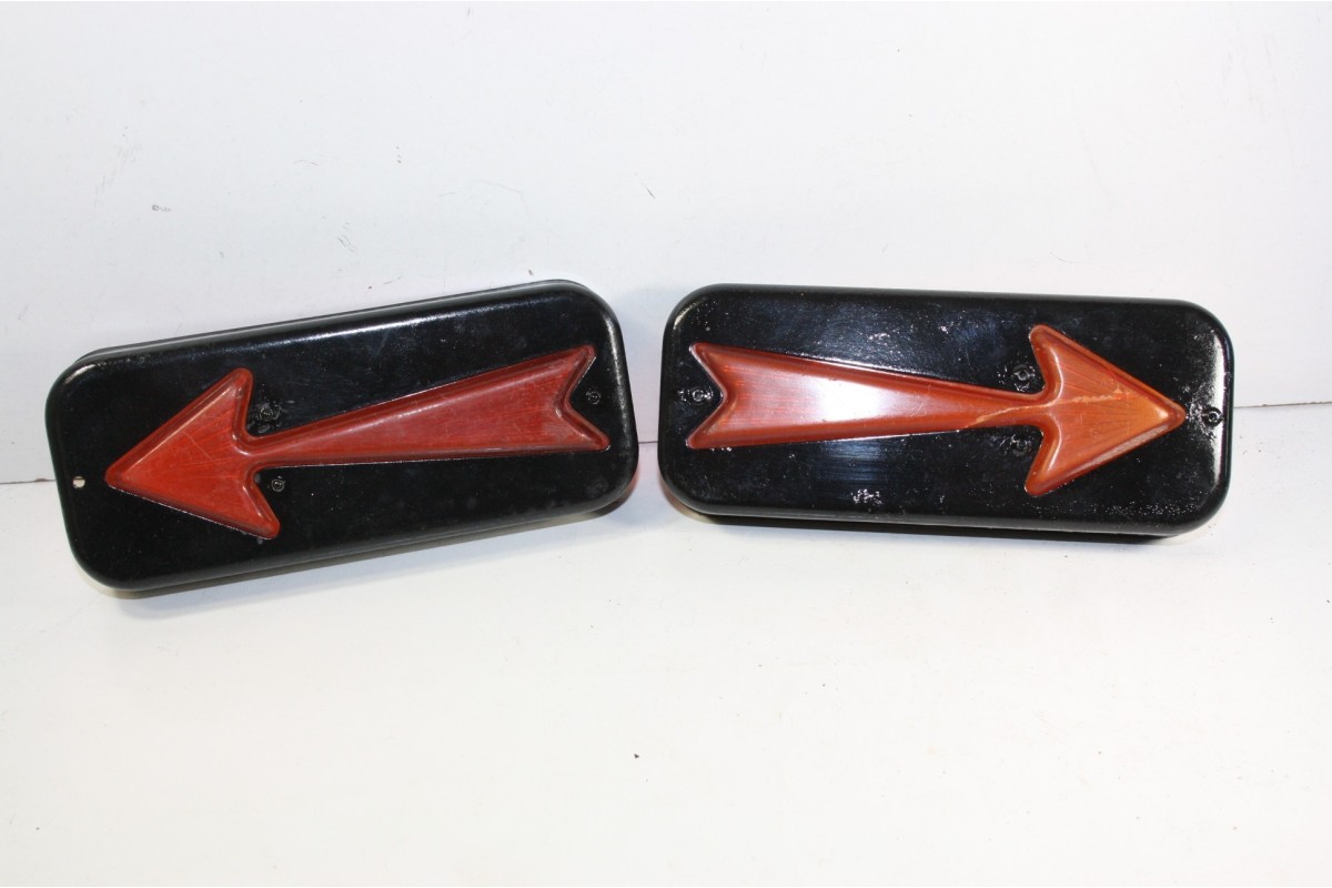 PAIRE DE  CABOCHONS DE FEUX CLIGNOTANT AR...AUTOS DIVERS COLLECTIONS / ANCIENNES