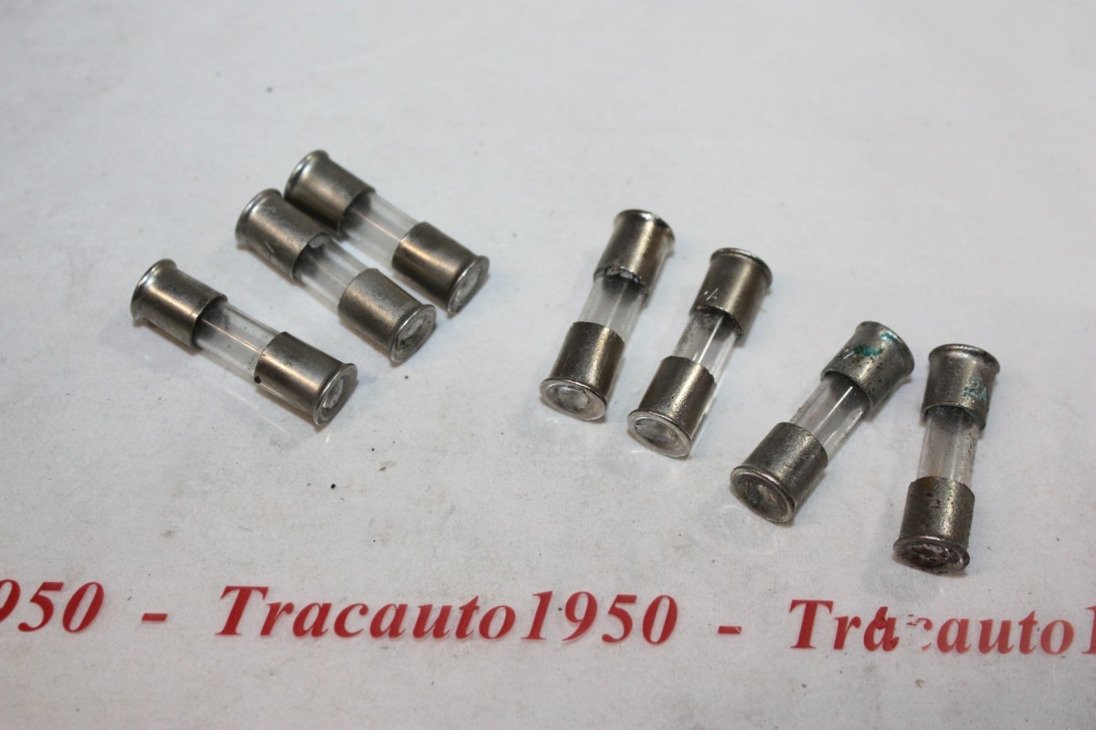 LOT DE 7 FUSIBLES A COLLERETTES 2/4 AMPERES...AUTOS ANCIENNES DIVER...