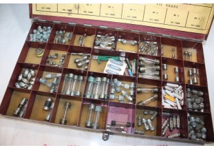 GROS LOT DE FUSIBLES DIVERS DANS COFFRET GARAGISTE EN METAL...AUTOS...
