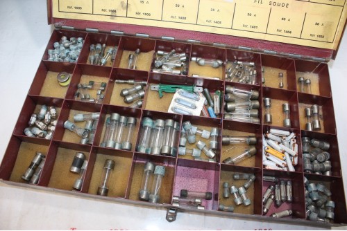 GROS LOT DE FUSIBLES DIVERS DANS COFFRET GARAGISTE EN METAL...AUTOS...