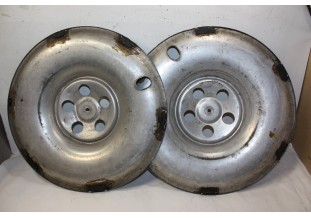 LOT DE 2 ENJOLIVEURS DE ROUE D/394mm...PANHARD PL17 DYNA Z