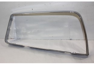 ENTOURAGE OU CERCLAGE DE PHARE AVANT GAUCHE...PEUGEOT 505 JUSQU'A 1986