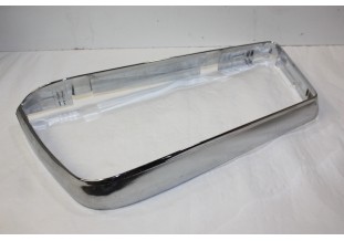 ENTOURAGE OU CERCLAGE DE PHARE AVANT GAUCHE...PEUGEOT 505 JUSQU'A 1986