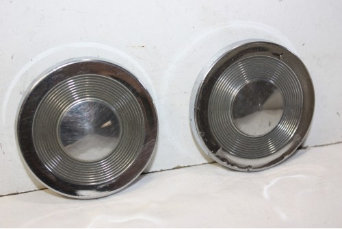 LOT DE 2 CENTRES D'ENJOLIVEURS DE ROUE  D/65mm...AUTOS DIVERS ANCIENNES COLLECTIONS