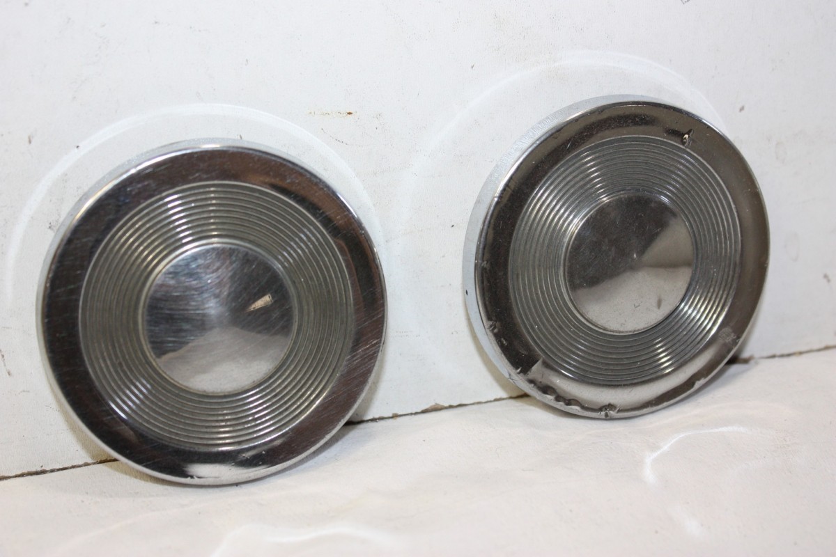 LOT DE 2 CENTRES D'ENJOLIVEURS DE ROUE  D/65mm...AUTOS DIVERS ANCIENNES COLLECTIONS