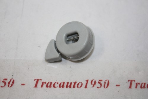 BOUTONNIERE D'ACCROCHE DE GLACE MOBILE côté DROIT...CITROEN 2CV