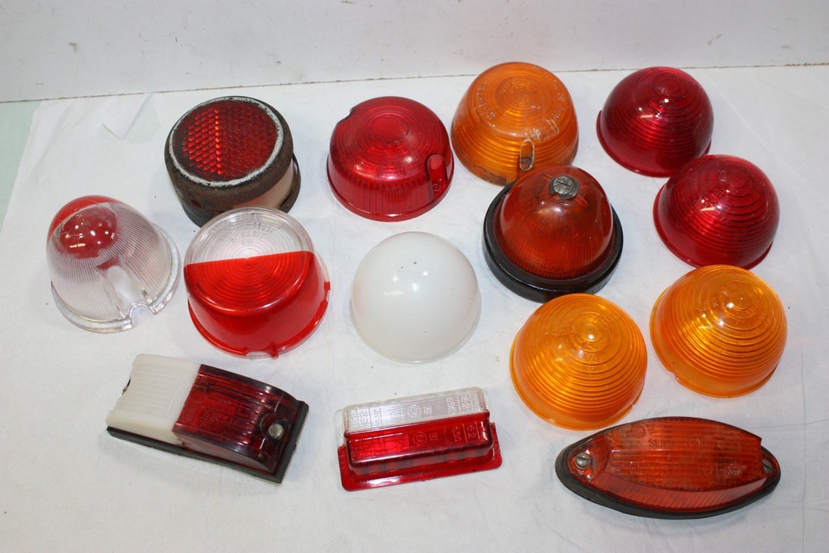 LOT DE DIVERS FEUX ET CABOCHONS...CAMIONS AUTOCARS UTILITAIRES DIVERS COLLECTIONS