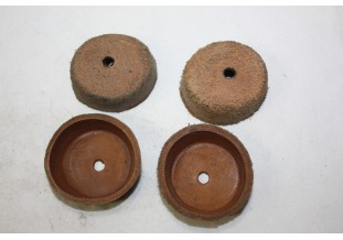 JEU DE 4 CAPUCHONS CUIR D/45mm...AUTOS DIVERS COLLECTIONS ANCIENNES