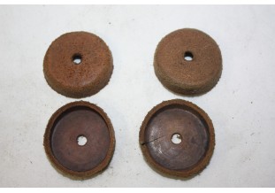 JEU DE 4 CAPUCHONS CUIR D/40mm...AUTOS DIVERS COLLECTIONS ANCIENNES