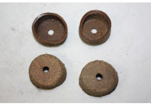 JEU DE 4 CAPUCHONS CUIR D/37mm...AUTOS DIVERS COLLECTIONS ANCIENNES