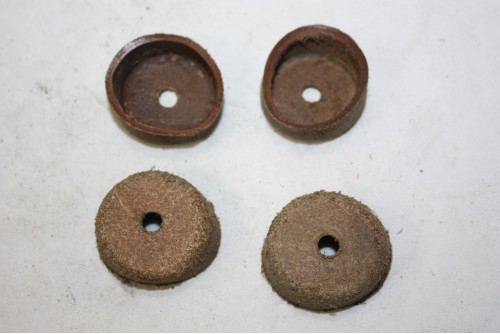 JEU DE 4 CAPUCHONS CUIR D/37mm...AUTOS DIVERS COLLECTIONS ANCIENNES