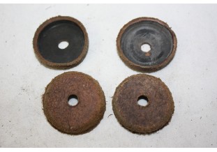 JEU DE 4 CAPUCHONS CUIR D/36mm...AUTOS DIVERS COLLECTIONS ANCIENNES