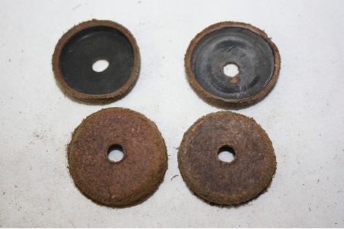 JEU DE 4 CAPUCHONS CUIR D/36mm...AUTOS DIVERS COLLECTIONS ANCIENNES