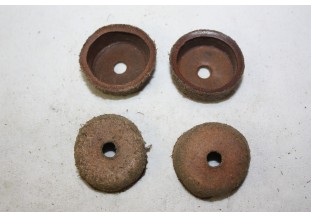 JEU DE 4 CAPUCHONS CUIR D/30mm...AUTOS DIVERS COLLECTIONS ANCIENNES