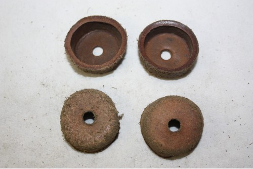 JEU DE 4 CAPUCHONS CUIR D/30mm...AUTOS DIVERS COLLECTIONS ANCIENNES