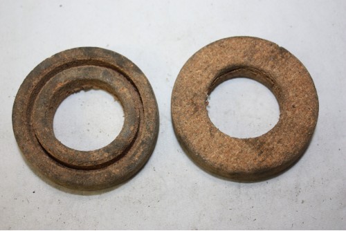 LOT DE 2 CUIR DE PRESSE-ETOUPE D'ARBRE DE ROUE AVANT...RENAULT KZ 4 / 5 / 7