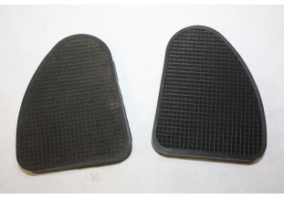 PAIRE DE CAOUTCHOUC COUVRE PEDALE 95mm x 75mm...AUTOS DIVERS COLLECTIONS ANCIENNES