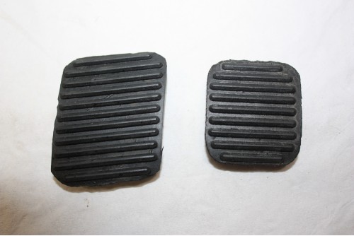 JEU DE 2 CAOUTCHOUC DE PEDALE 6439...AUTOS DIVERS COLLECTIONS ANCIENNES