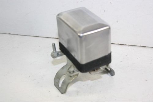 REGULATEUR 14v UHER 09.5809 70WP20 pour DYNAMOS...TRACTEURS ANCIENS voir descriptif