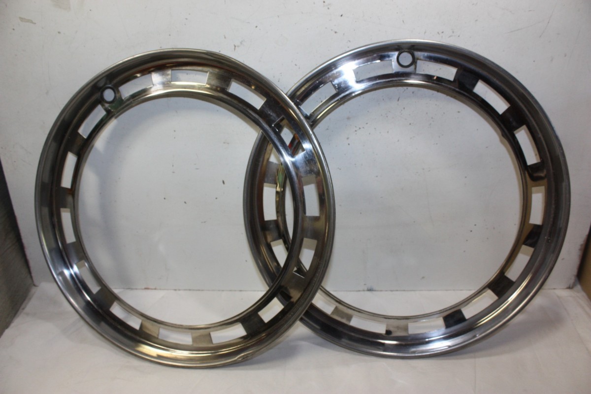 LOT DE 2 ENJOLIVEURS DE ROUE D/380mm...AUTO ANCIENNES COLLECTIONS