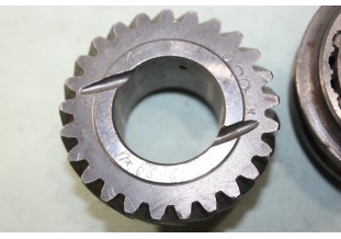 PIGNON DE BOITE DE VITESSE AV SYNCHRO...RENAULT PEUGEOT ??? voir descriptif