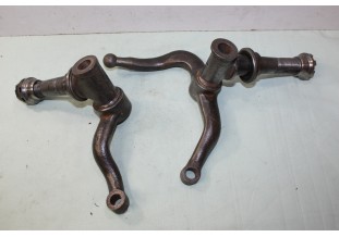 PAIRE D'AXES ET PIVOTS D/G D'ESSIEU AVANT POUT ROUE BOIS 700X85...AUTOS ANCIENNES 1910/1930