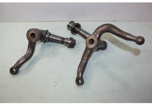 PAIRE D'AXES ET PIVOTS D/G D'ESSIEU AVANT POUT ROUE BOIS 700X85...AUTOS ANCIENNES 1910/1930