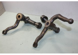 PAIRE D'AXES ET PIVOTS D/G D'ESSIEU AVANT POUT ROUE BOIS 700X85...AUTOS ANCIENNES 1910/1930