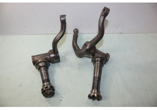 PAIRE D'AXES ET PIVOTS D/G D'ESSIEU AVANT POUT ROUE BOIS 700X85...AUTOS ANCIENNES 1910/1930